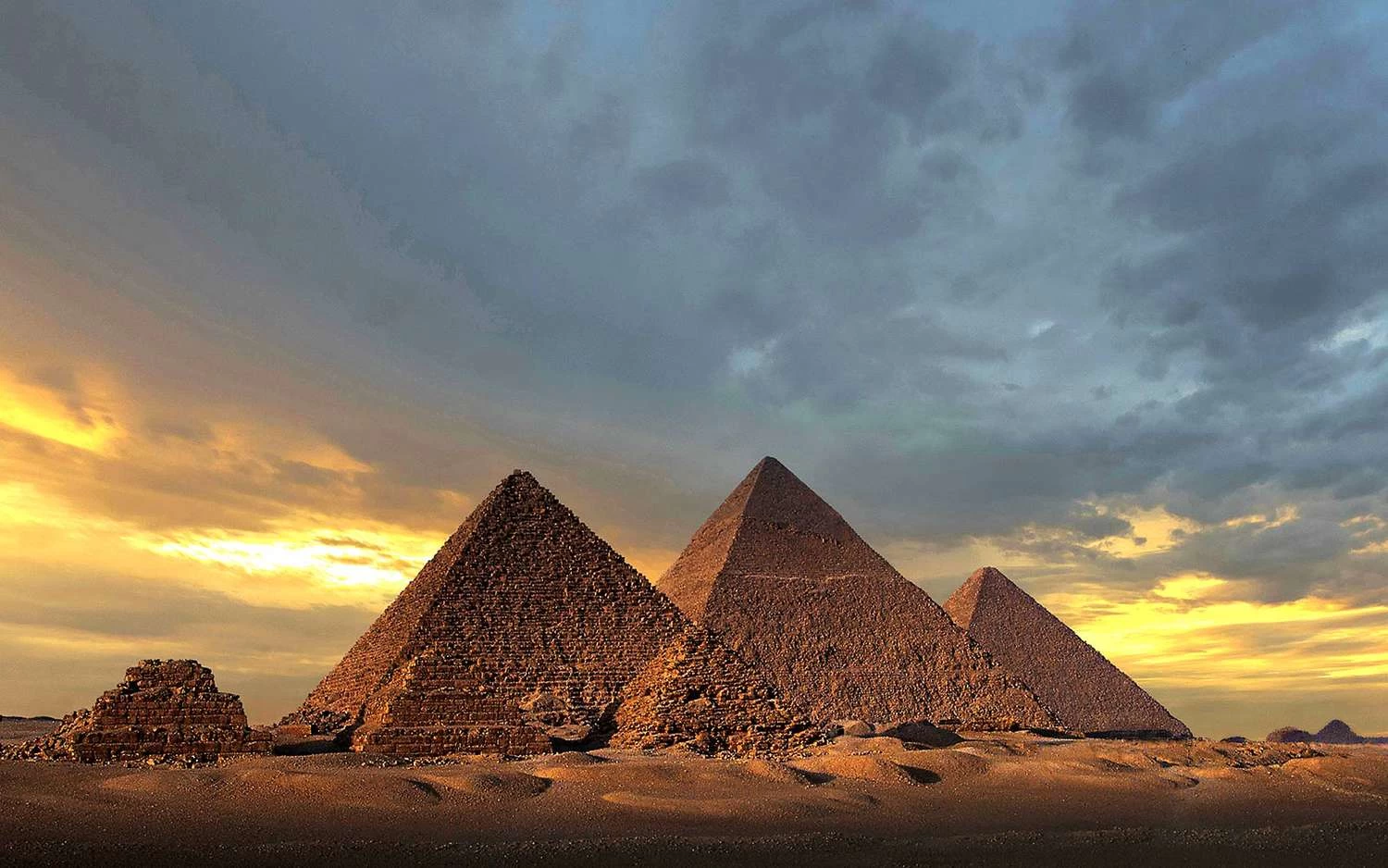 Day Tour to Giza Pyramids, El Rifai, and Sultan Hassan Mosque