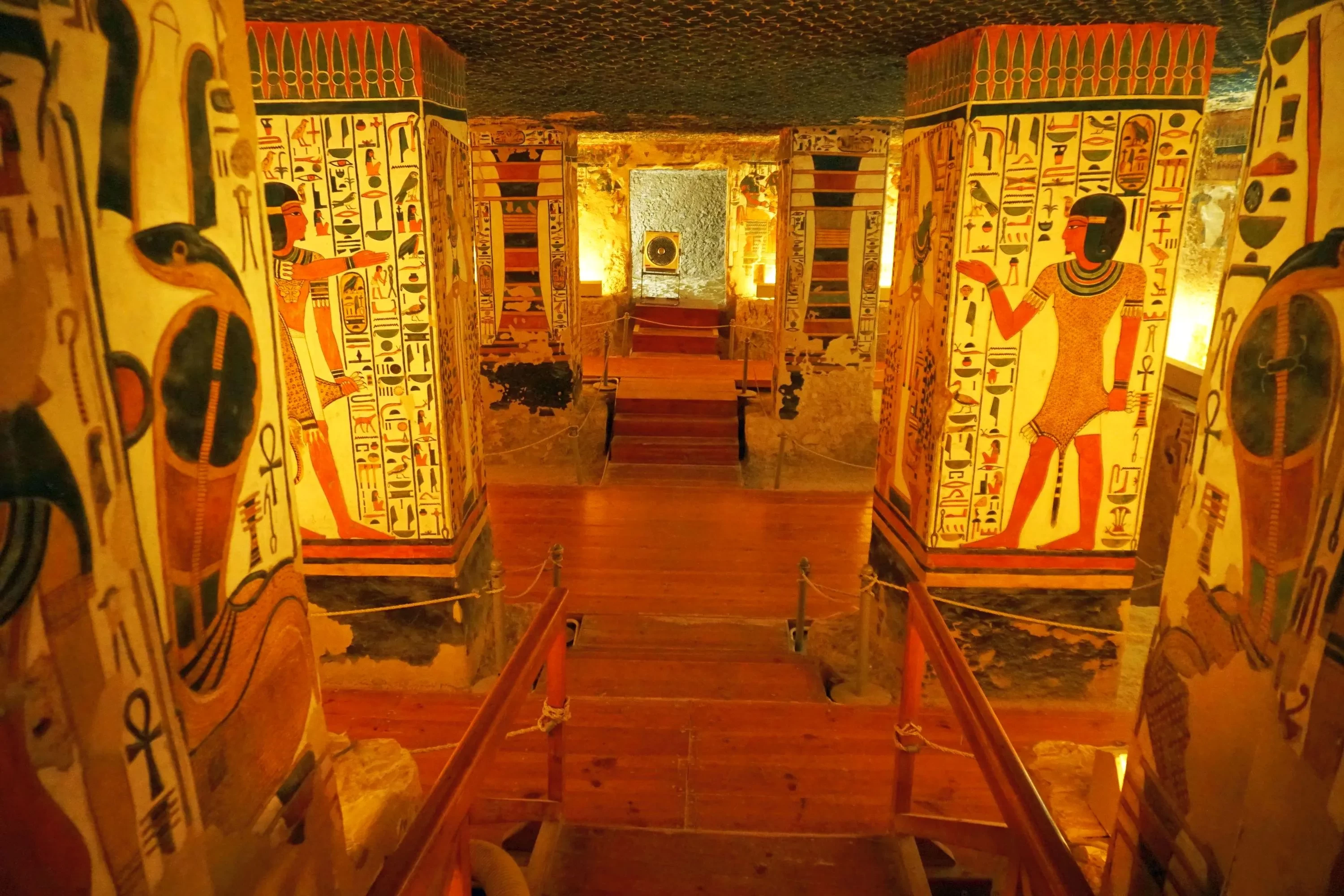 Valley of Queens and Hatshepsut Temple day tour