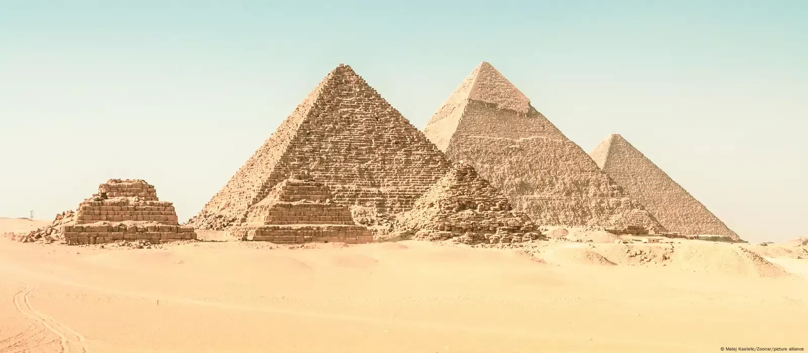  Pyramids of Giza 