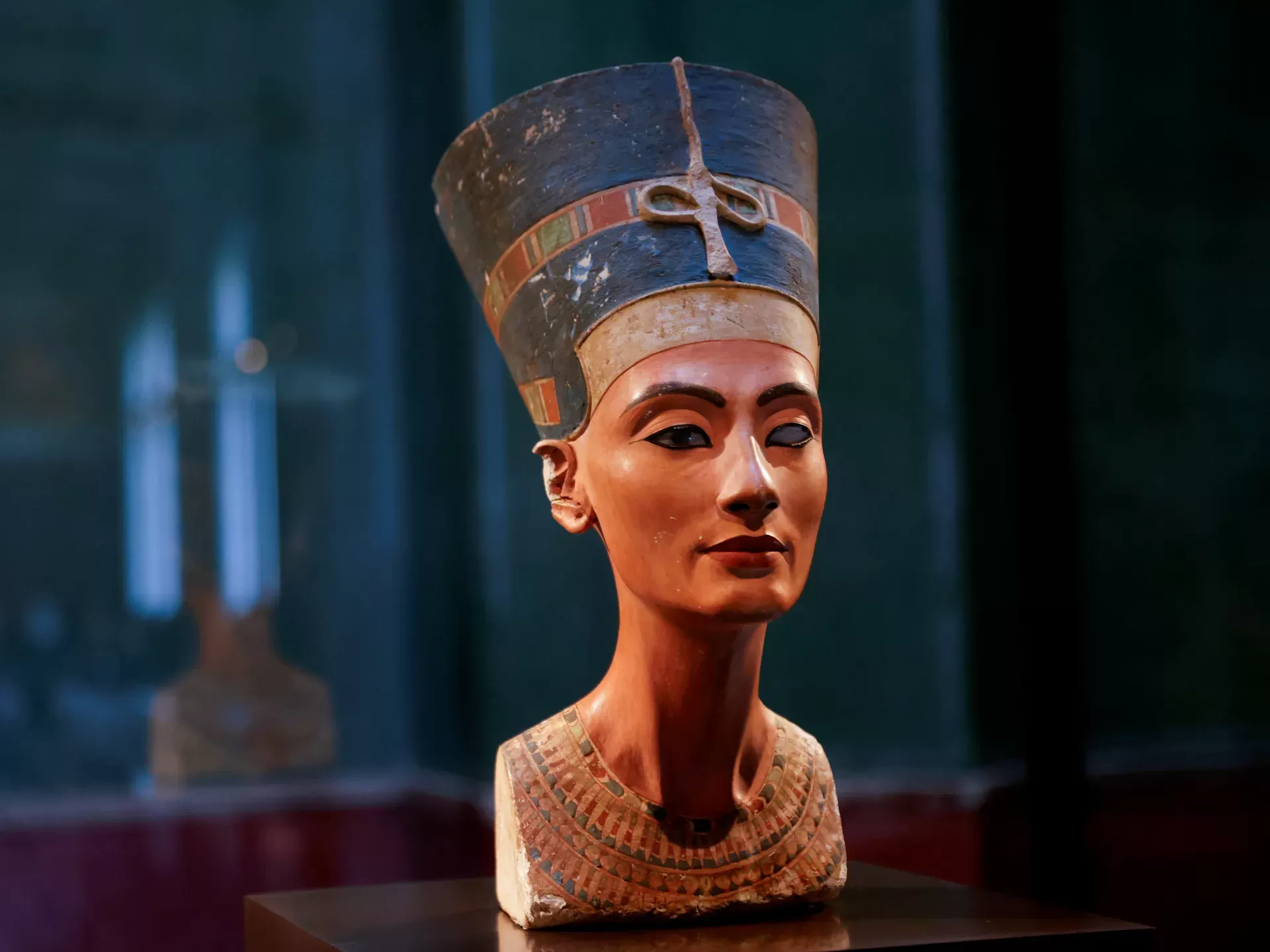 Ancient Egyptian bust of Queen Nefertiti